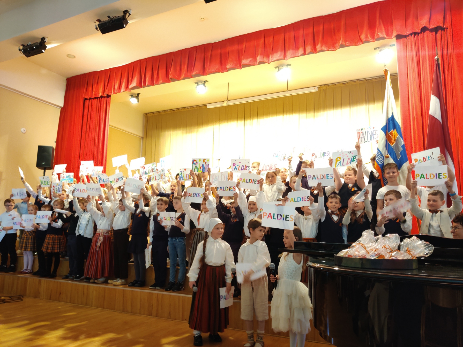 Māmiņdienas koncerts “Paldies - vārdiņš no sirds”. 12.05.2025.