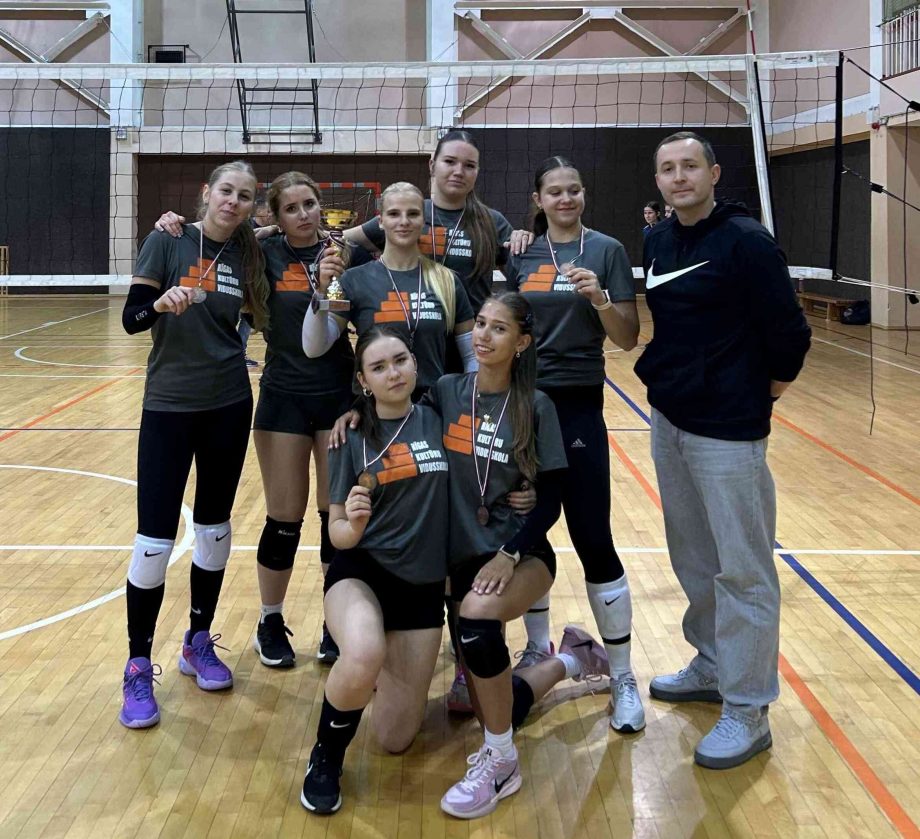 Rīgas Kultūru vidusskolas volejbolistes izcīna 3. vietu Ziemeļu rajona 10.-12.klašu finālsacensībās!