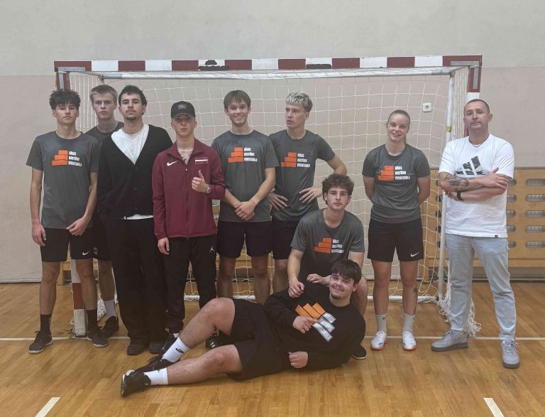 8. oktobra Rīgas skolu Ekstra klases futbola sacensības 10.–12. klašu grupā.