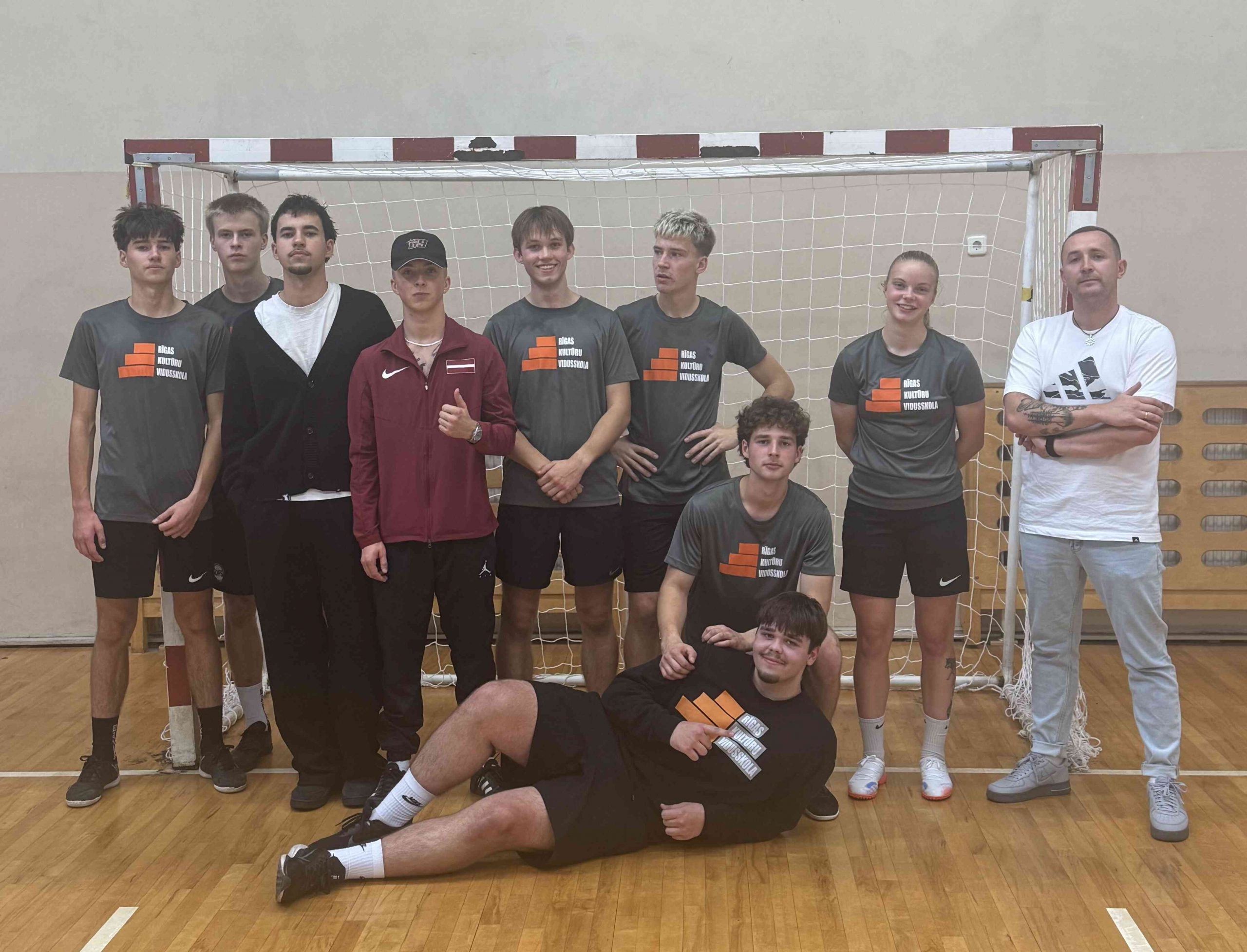 8. oktobra Rīgas skolu Ekstra klases futbola sacensības 10.–12. klašu grupā.