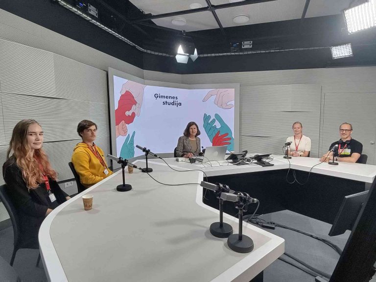 Rīgas Kultūru vidusskolas pārstāvji tika aicināti piedalīties Latvijas Radio raidījumā “Ģimenes studija”