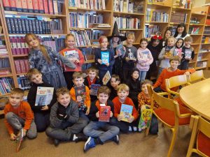 2.c klases skolēni svin Krišjāņa Barona 190. dzimšanas dienu.