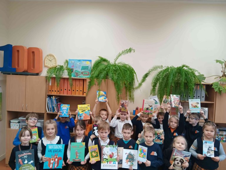 Klases grāmatu plaukts