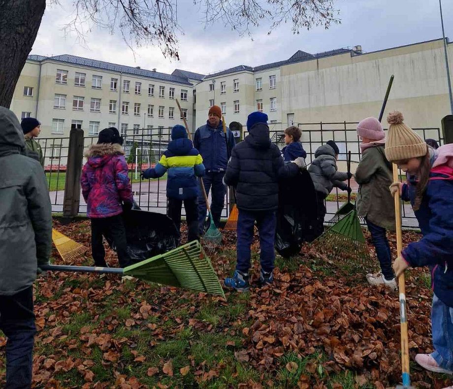 2.c klase piedalās talkā. 31.10.2025.