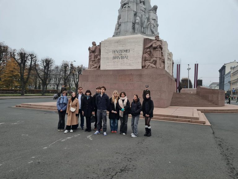 11. klases apmeklē Brīvības pieminekli, 08.11.2025.