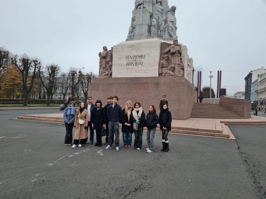 11. klases apmeklē Brīvības pieminekli, 08.11.2025.