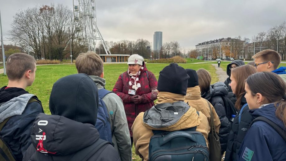 7. klases ekskursijā "Uzvaras parks - vieta ar vēstures elpu".