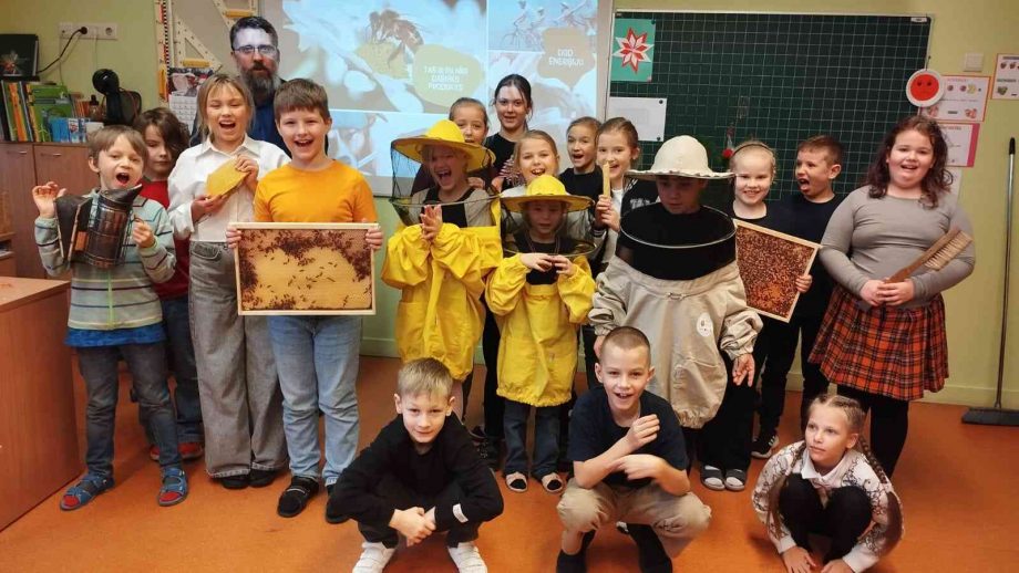 2. klases tikās ar biškopi.