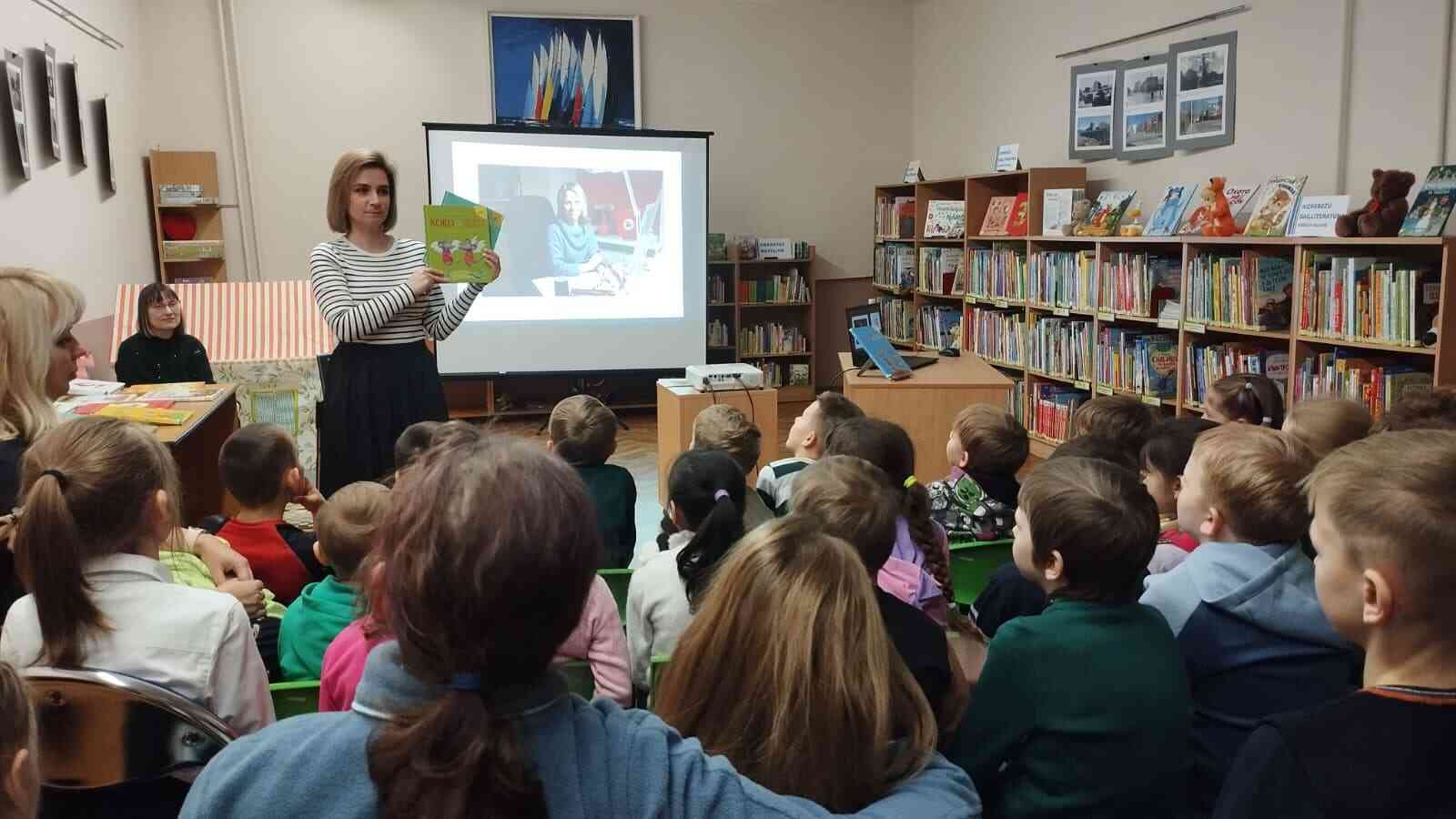 2.b klase Sarkandaugavas bibliotēkā, 28.11.2025.