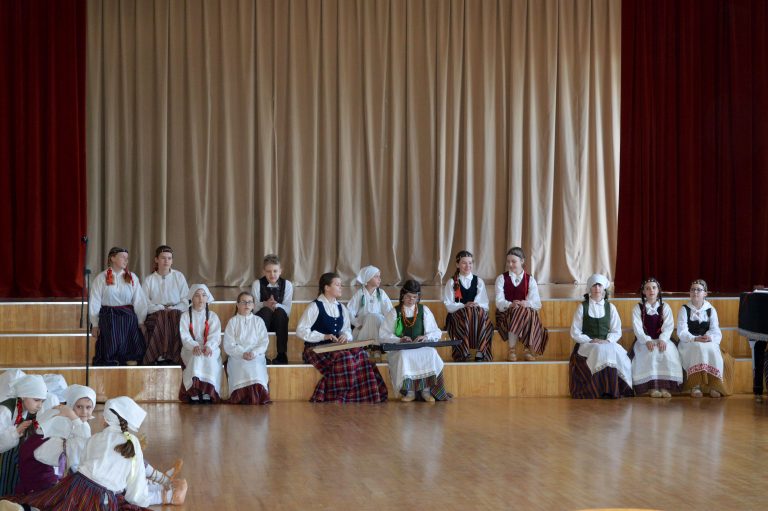 Reģionālais folkloras kopu sarīkojums “Visas upes tek uz jūru”.