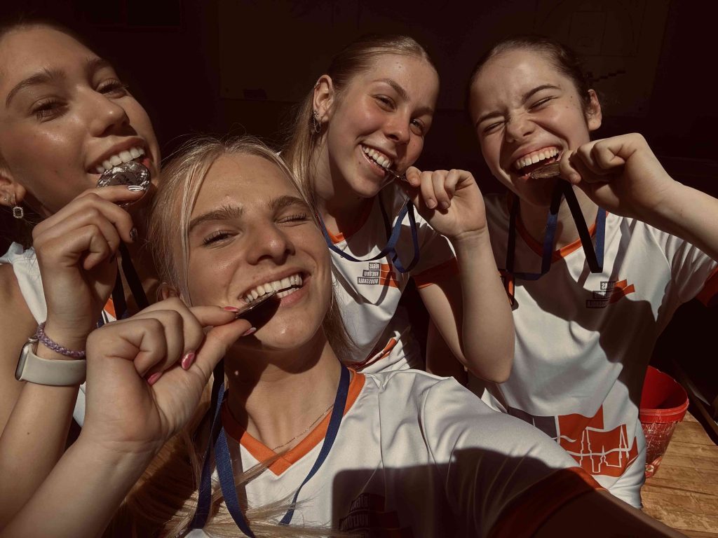 Florbola sacensības meitenēm vidusskolas grupā.