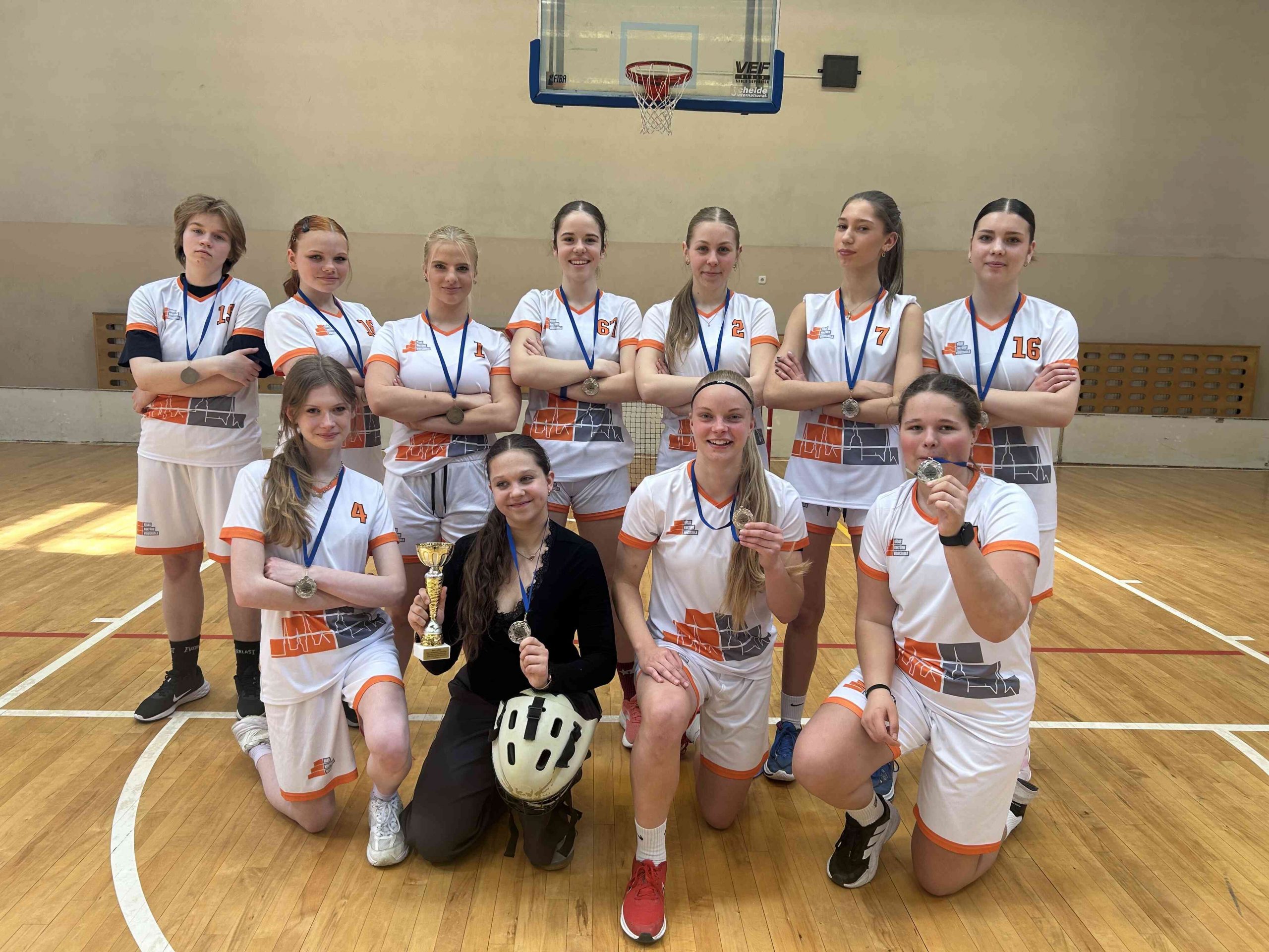 Florbola sacensības meitenēm vidusskolas grupā.
