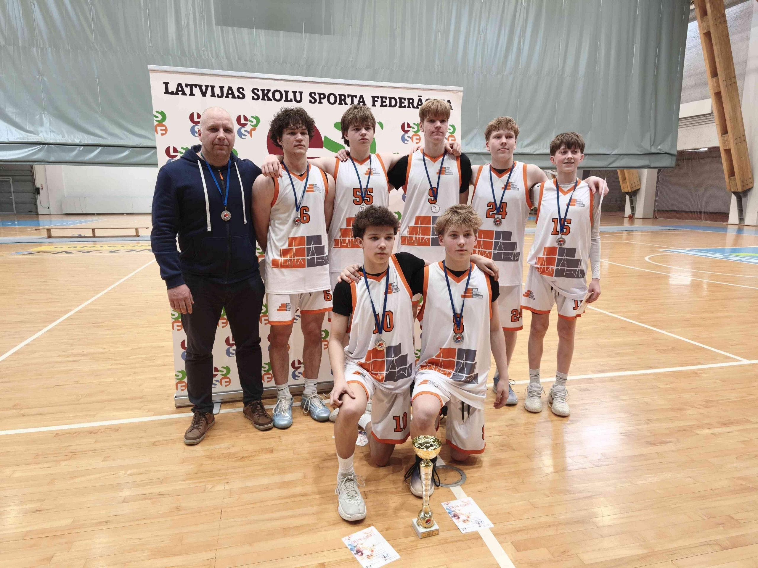 8.-9. klašu zēnu basketbola komandai 2. vieta Latvijā!